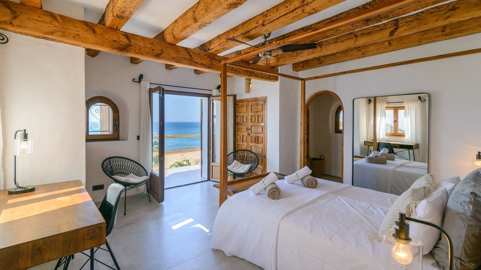 5 habitaciones, tabla de planchar con plancha, cuna de viaje y wifi 