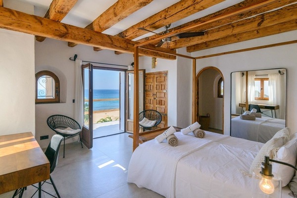 5 habitaciones, tabla de planchar con plancha, cuna de viaje y wifi