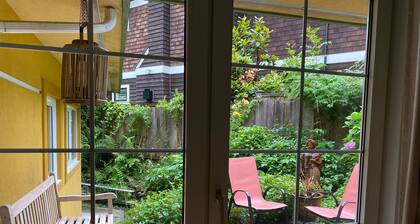 Sunny and Spacious Garden Suite 5 minutes to Ocean 20 minutes to downtown