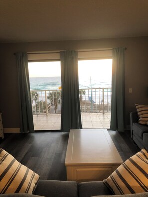 Smart TV, Netflix, Hulu, DVD player