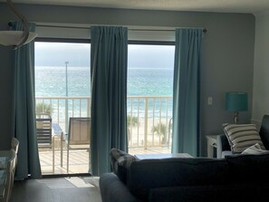 Smart TV, Netflix, Hulu, DVD player