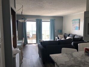 Smart TV, Netflix, Hulu, DVD player