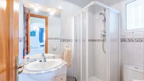 Baignoire, sĂšche-cheveux, serviettes fournies