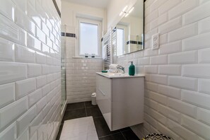Douche, sèche-cheveux, serviettes fournies