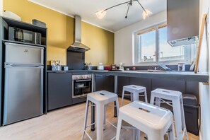 冷蔵庫、電子レンジ、オーブン、コンロ