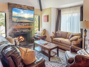 Smart TV, chimenea, videojuegos y reproductor de DVD 