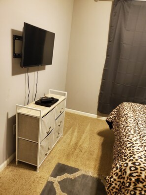 2 bedrooms, desk, iron/ironing board, WiFi