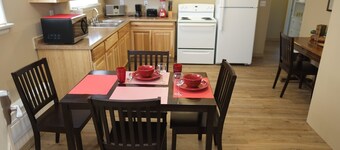 Freshly Remodeled 2 Bedroom, Full Kitchen, living Room Suite, in Cascade unit #3