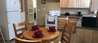 Freshly Remodeled 2 Bedroom, Full Kitchen, living Room Suite, in Cascade unit #4