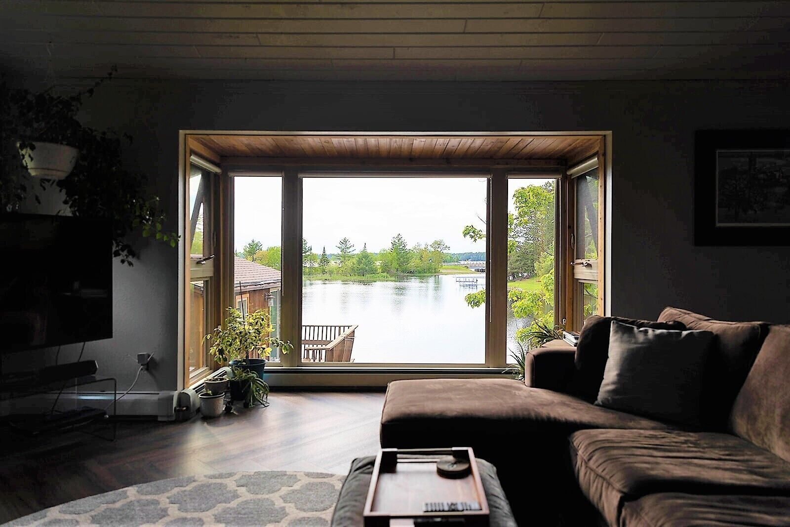 TV connectée, cheminée, lecteur de DVD, vidéothèque