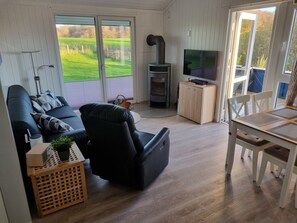 Smart-TV, Kamin, Tischtennisplatte, Stereoanlage