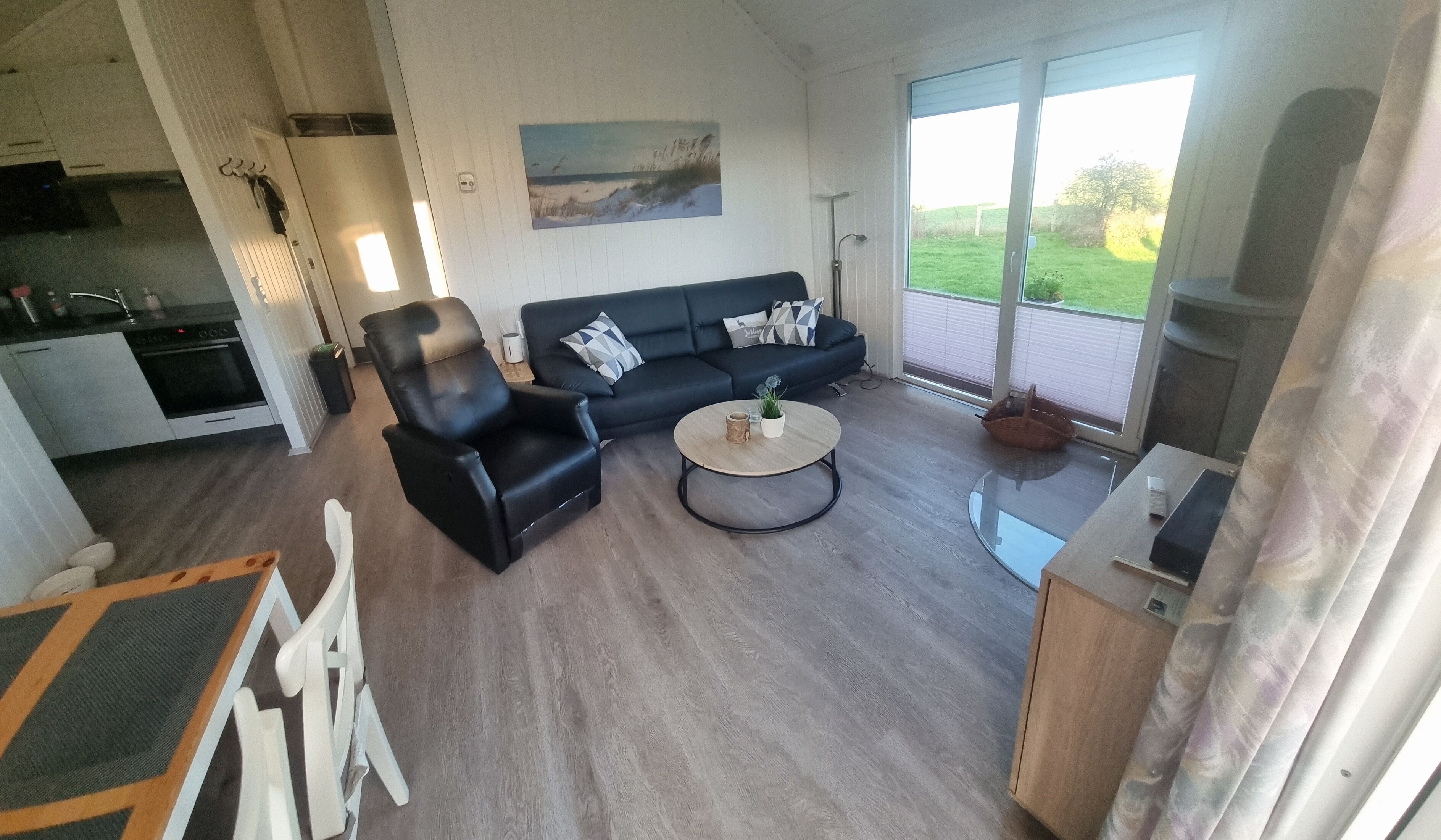 Televisor intel·ligent, llar de foc, taula de tennis de taula i estèreo 