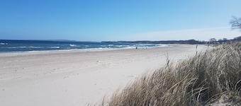 Ferienhaus mit traumhaftem Feldblick umgeben von See, Wald u. Wiesen. Eingezäunt
