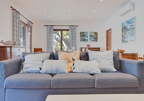 Televisión y chimenea 