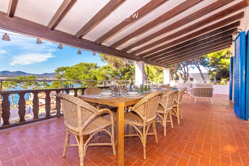 Ca Na Marieta House next to the beach with sea views and large garden