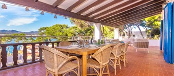 Ca Na Marieta House next to the beach with sea views and large garden