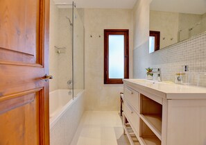 Badewanne, Haartrockner, Handtücher