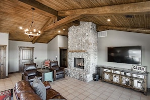 Smart TV, chimenea, libros y oficina