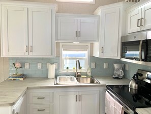 Kjøleskap, mikrobølgeovn, ovn og kokeplater