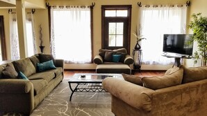 Una sala de estar con sofá, sillón y una mesa de centro.