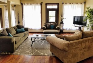 TV, books - Stunning 3200 sq ft home on 16 acre horse property, mountain views (Belgrade)