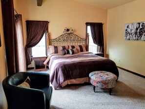 4 bedrooms, iron/ironing board, WiFi, bed sheets - Stunning 3200 sq ft home on 16 acre horse property, mountain views (Belgrade)