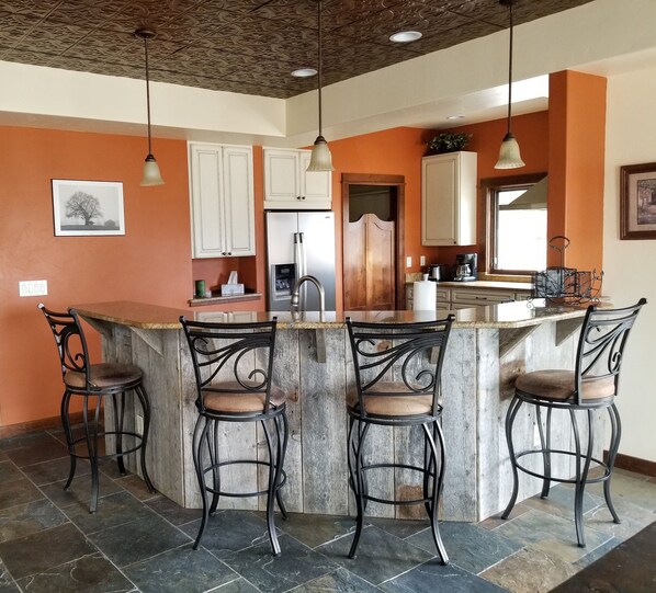 Fridge, microwave, oven, stovetop - Stunning 3200 sq ft home on 16 acre horse property, mountain views (Belgrade)