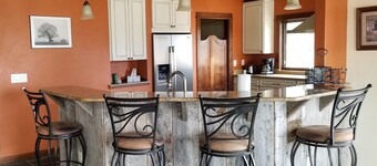 NUOVA LISTA!  Splendida casa di 3200 piedi quadrati su una proprietà di 16 acri di cavallo, vista sulle montagne