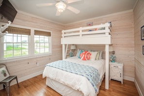 4 bedrooms, iron/ironing board, free WiFi, bed sheets