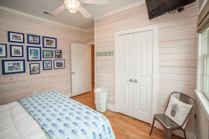 4 bedrooms, iron/ironing board, free WiFi, bed sheets