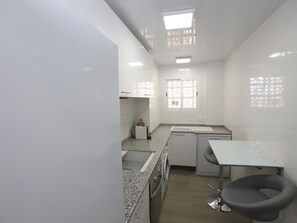 Kühlschrank, Mikrowelle, Ofen, Wasserkocher mit Kaffee-/Teezubehör