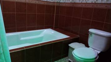Tina con regadera, amenidades de baño gratuitas, toallas
