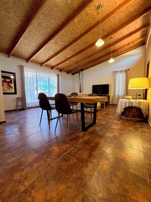 Familienapartment, 2 Schlafzimmer (Roble) | Eigene Küche | Kühlschrank, Esstisch