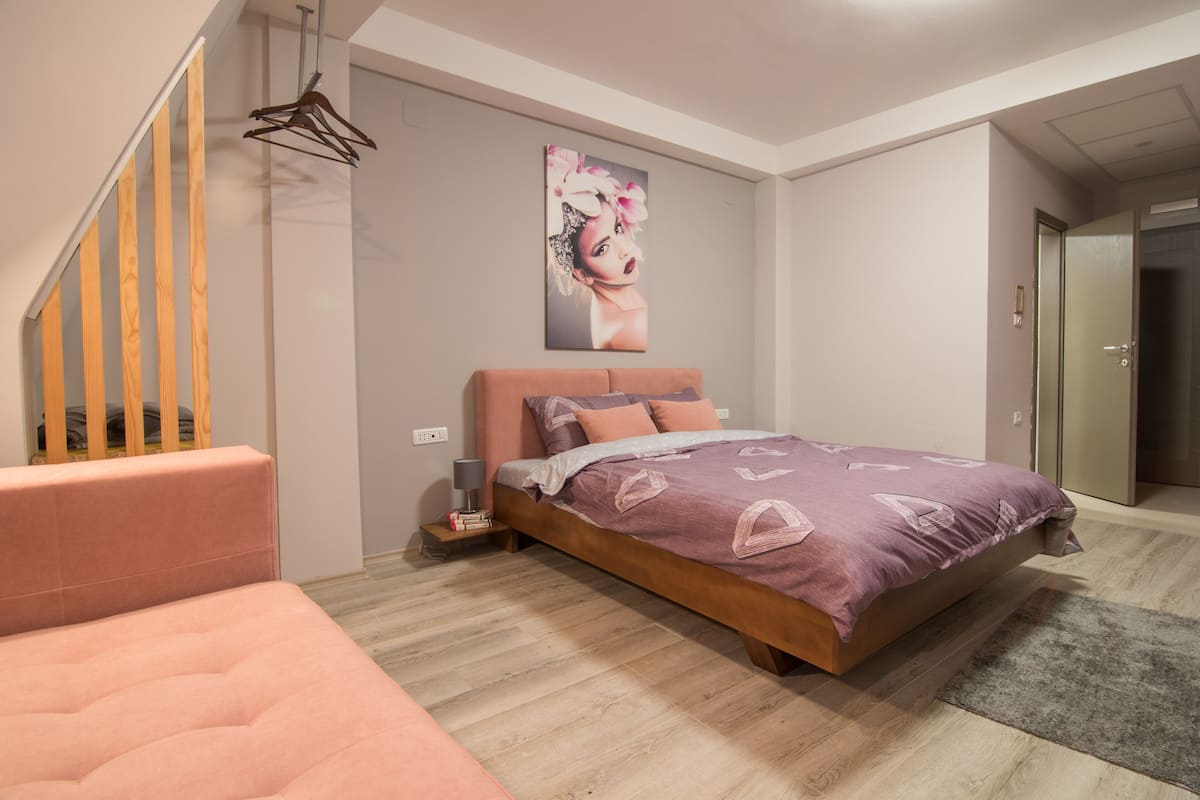 Deluxe driepersoonskamer | Een bureau, geluiddichte muren, gratis wifi, beddengoed