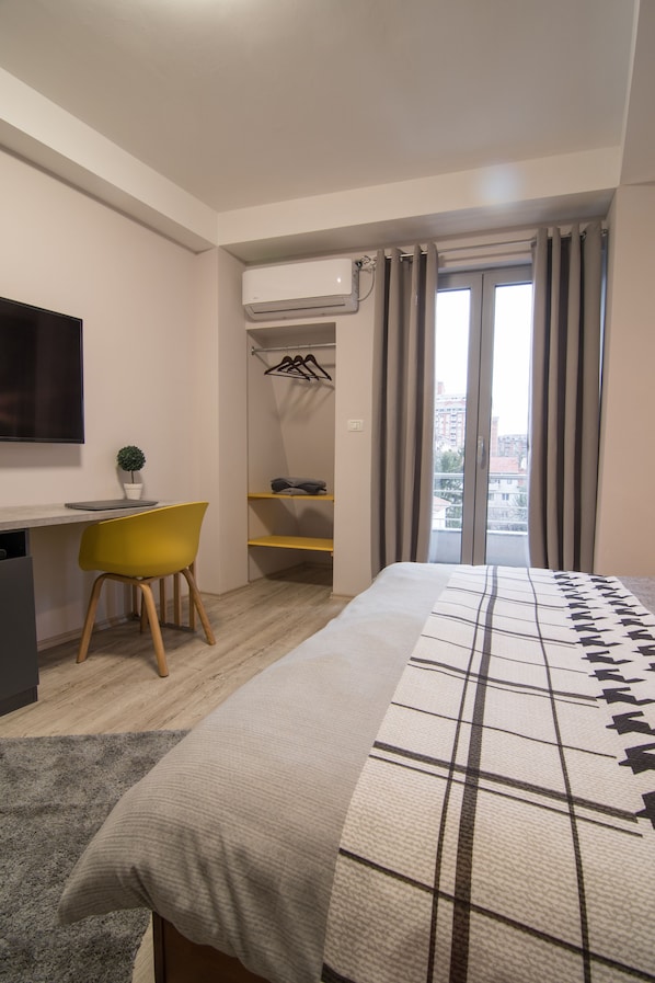 Habitación Deluxe doble, balcón | Escritorio, sistema de insonorización, wifi gratis y ropa de cama