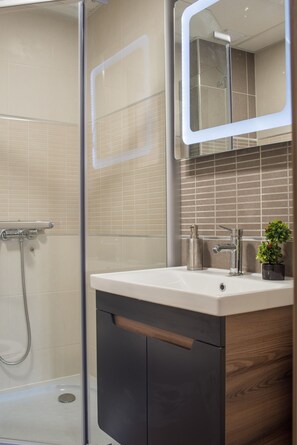 Dusche, kostenlose Toilettenartikel, Haartrockner, Handtücher