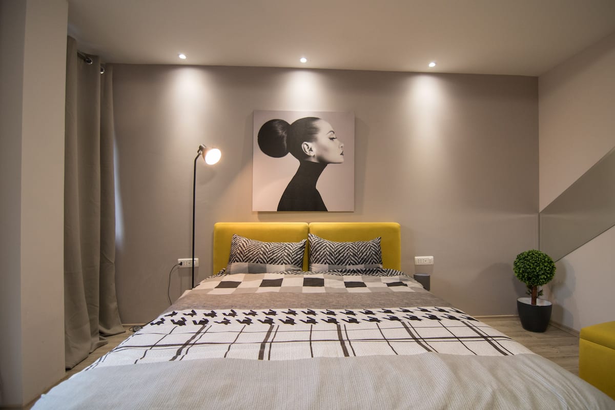 Een bureau, geluiddichte muren, gratis wifi, beddengoed