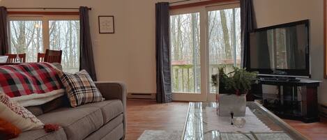 Smart TV, caminetto, videogiochi, tavolo da calcetto