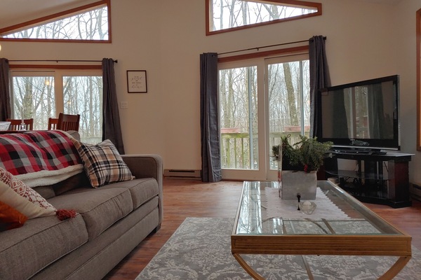 Smart TV, chimenea, videojuegos, futbolito