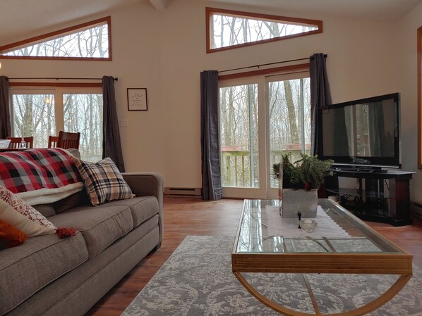 Smart TV, fireplace, video games, foosball - Welcome to Casa Pocono! Pet Friendly! Your amazing Weekend Gateway (Albrightsville)