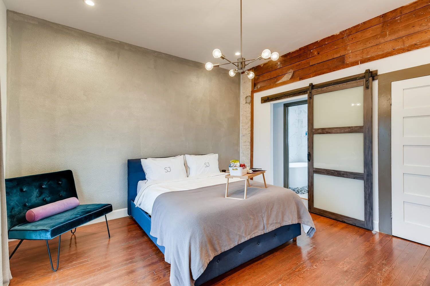 1 slaapkamer, een strijkplank/strijkijzer, wifi, beddengoed