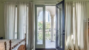 3 bedrooms, desk, iron/ironing board, travel crib