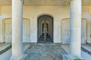 تفاصيل الفندق من الخارج