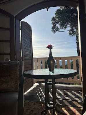 Suíte premium | 8 quartos, frigobar, Wi-Fi de cortesia, roupa de cama