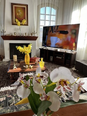 TV a schermo piatto 32 pollici con canali via cavo, TV