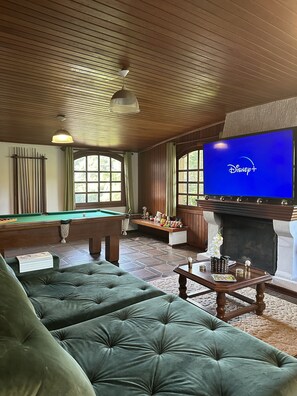 32-inch flat-screen TV with cable channels, TV - Pousada Village Pôr do Sol (Campos do Jordão)