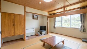 Japanese Room with Shared Washroom - Quadruple (Smoking) | Free WiFi