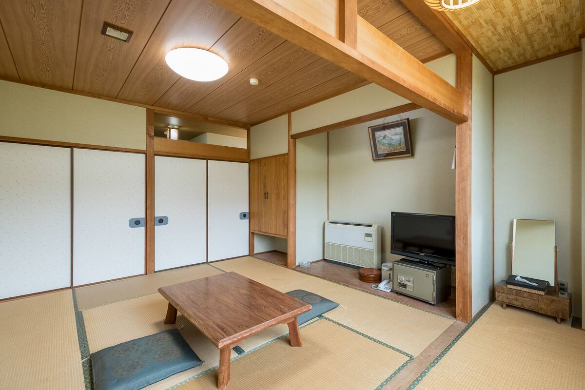 Traditional Room, Smoking, Shared Bathroom (Japanese Style, 4 Guests) | Wi-fi percuma 