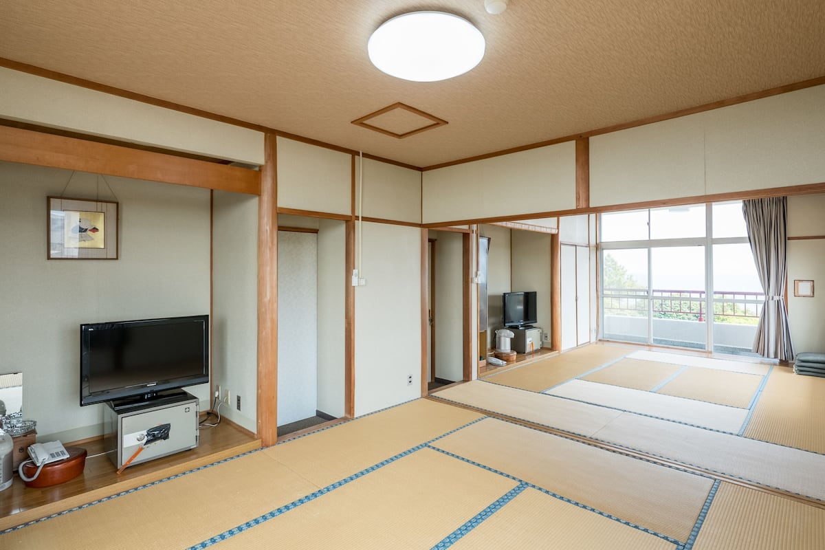 Japanese Room with Shared Washroom (8 pax) Smoking
