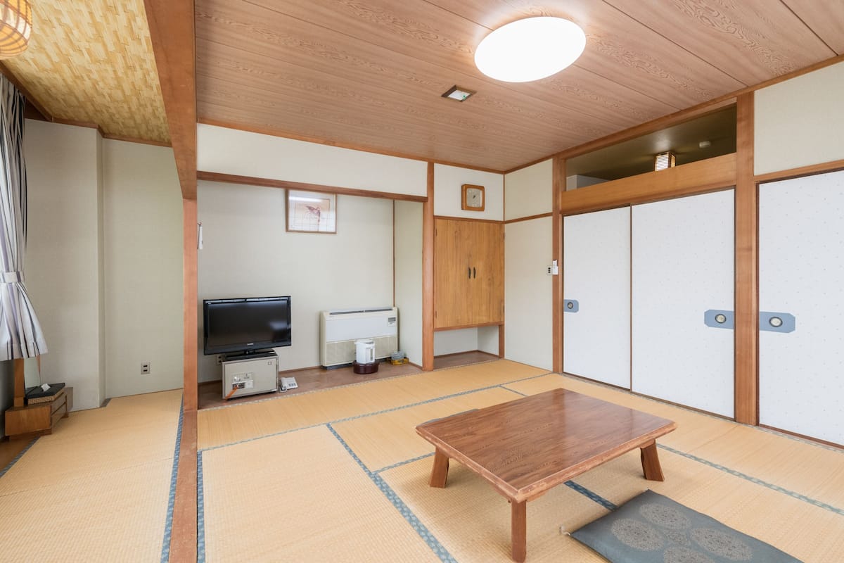 Japanese Room with Shared Washroom - Quintuple (Smoking)